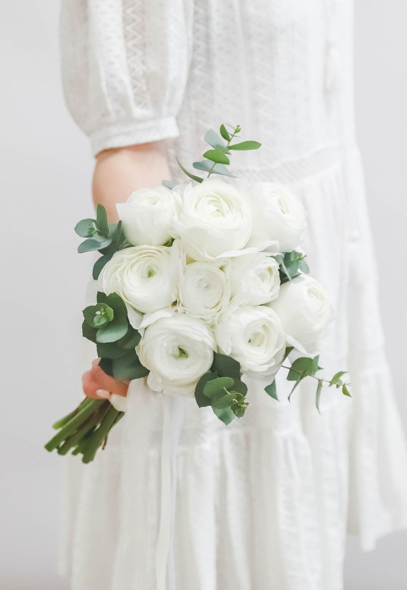 Minimalist winter bridal bouquet