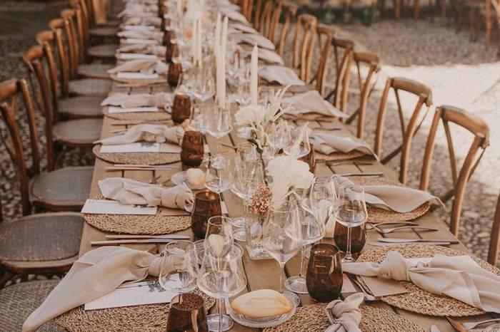 Earthy wedding table with linen textures