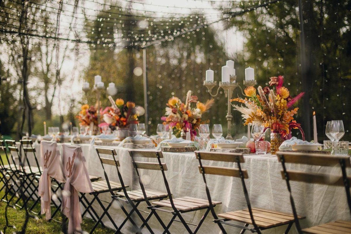 Seasonal backyard wedding table theme