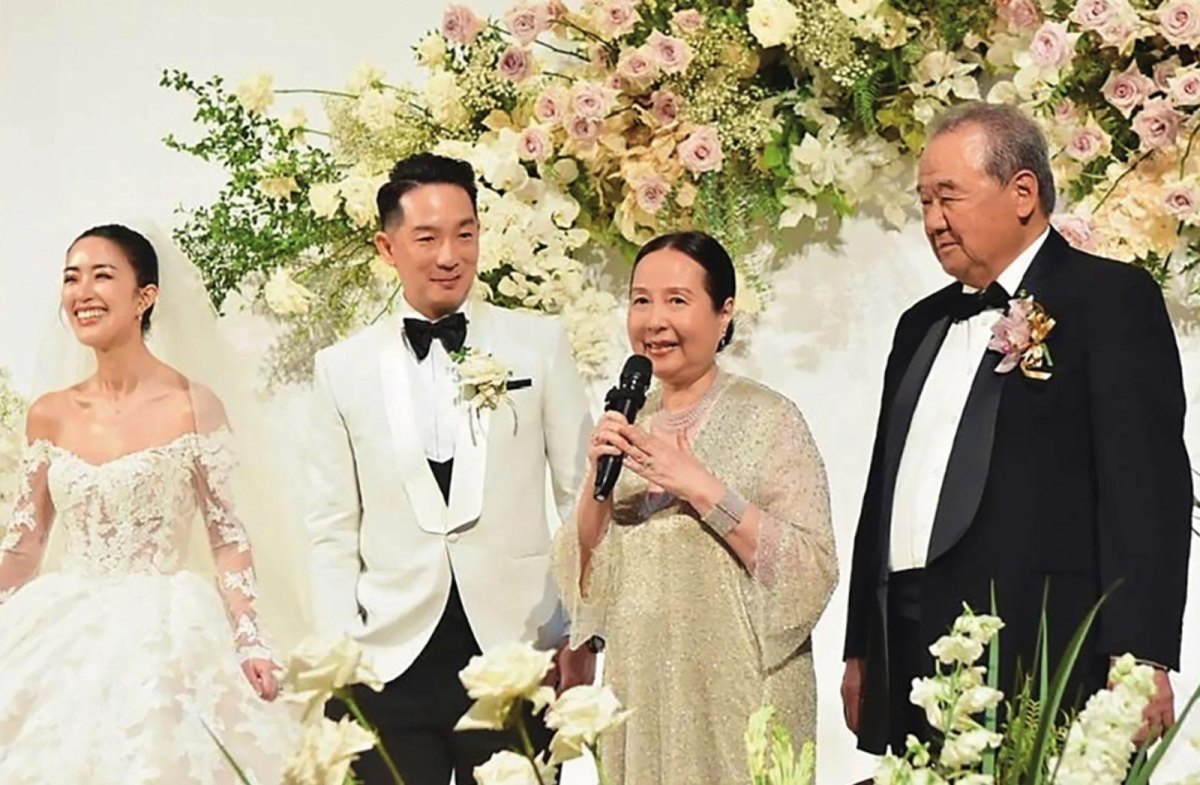 Couple thanking parents at wedding